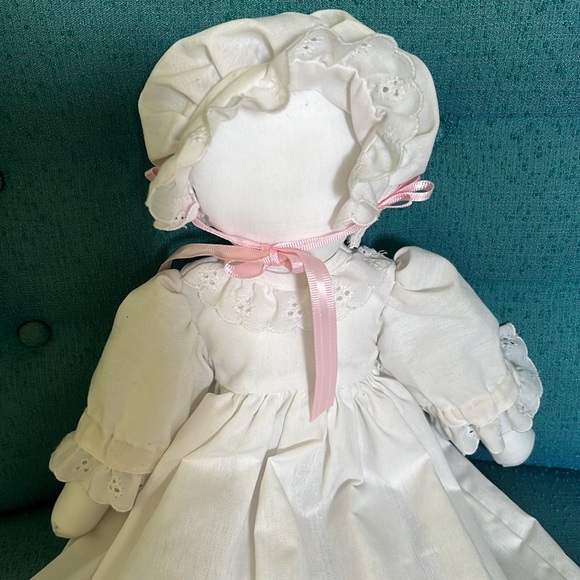White Rag Doll w/ Sleeping Cat cross stitched dress, Bonnet, ruffled eyelet trim - Picture 4 of 7
